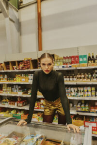 Model stützt sich auf der Kühltruhe im asiatischen Supermarkt